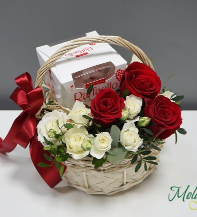 Coș din trandafiri roșii și Raffaello foto 394x433
